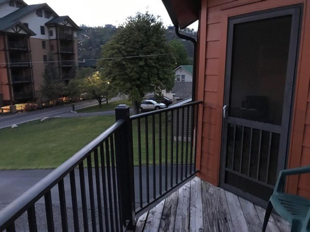 Spacious Downtown Condo Walking distance to Downtown Gatlinburg Sleeps 6 guests